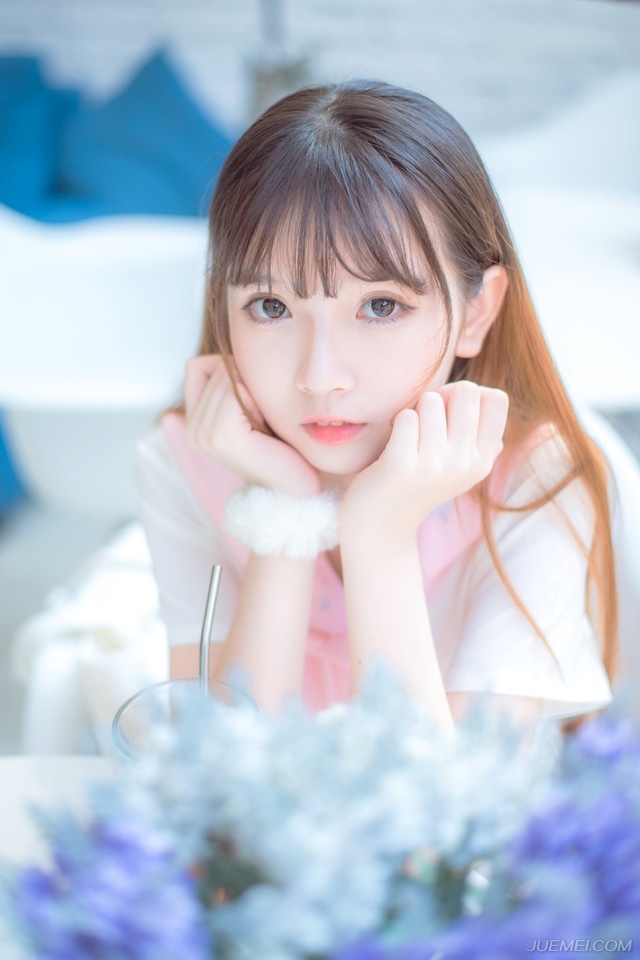 院子里响起刘璋骂骂咧咧的声音，刘璝面色铁青的跟着孟达来到一处厢房，冷冷的看着此人：“为何拦我？”